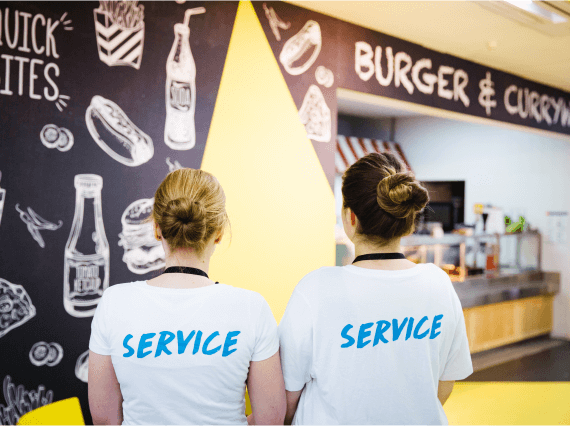 22-2-Qualifiziertes Servicepersonal von ucm.agency serviert Speisen und Getränke gekonnt und stilsicher