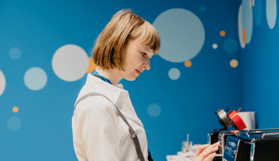 23 - 2 -Buchen Sie für Ihren Messeauftritt oder eine Produkteinführung sympatische und kompetente Service-Hostessen von ucm.agency