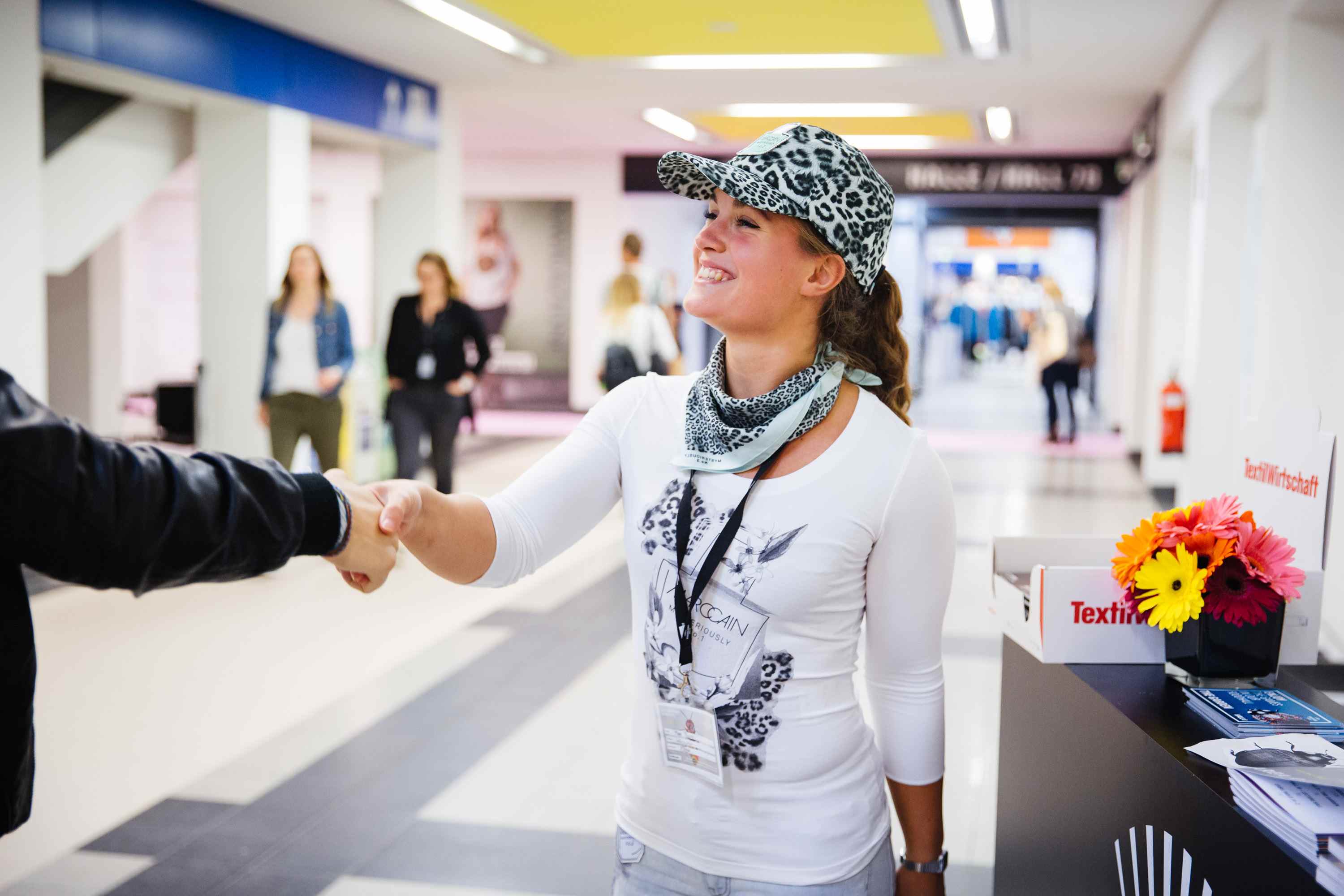 Ein professionelles und freundliches Auftreten vom ucm.agency-Personal gegenüber Kunden und Veranstaltungsbesuchern hat oberste Priorität(1) Ein professionelles und freundliches Auftreten vom ucm.agency-Personal gegenüber Kunden und Veranstaltungsbesuchern hat oberste Priorität