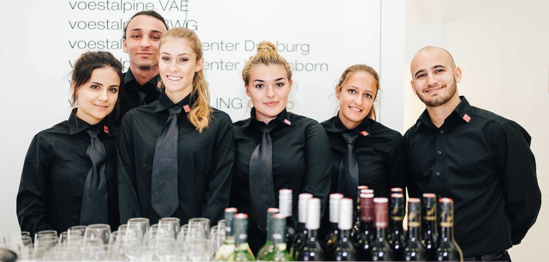 Die Kellnerinnen und Kellner von ucm.agency beherrschen alle wichtigen Regeln der gehobenen Gastronomie sicher