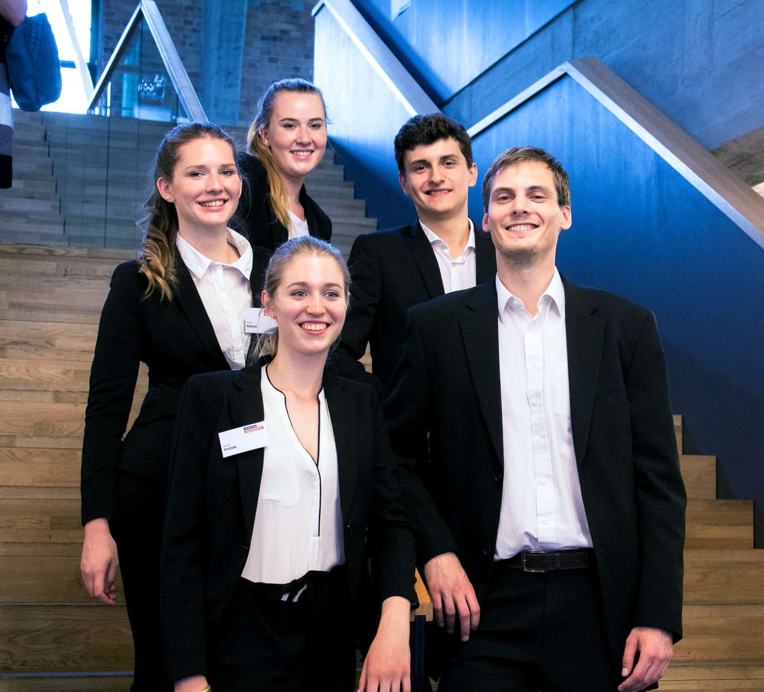 Kongress-Personal von ucm.agency arbeitet immer professionel und steht zur Verfügung für Ihre Konferenz v