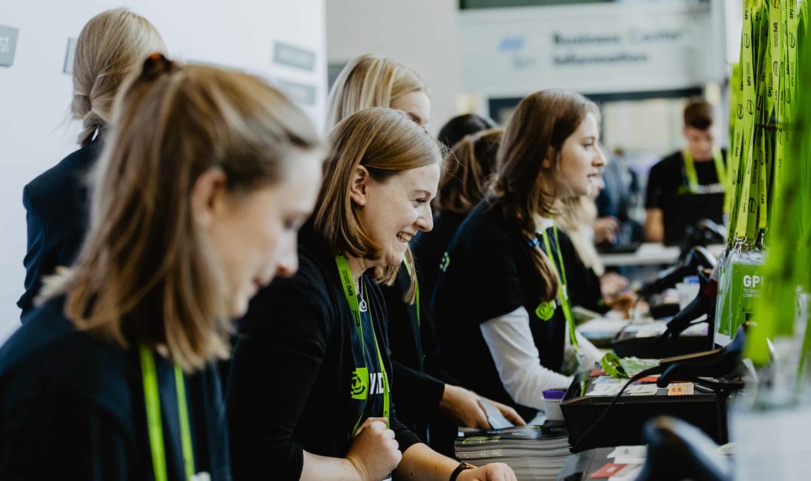 Kongresshostessen von ucm.agency begrüßen Ihre Kongressgäste mit einem Lächeln selbst zur Rush-Hour an der Registrierung