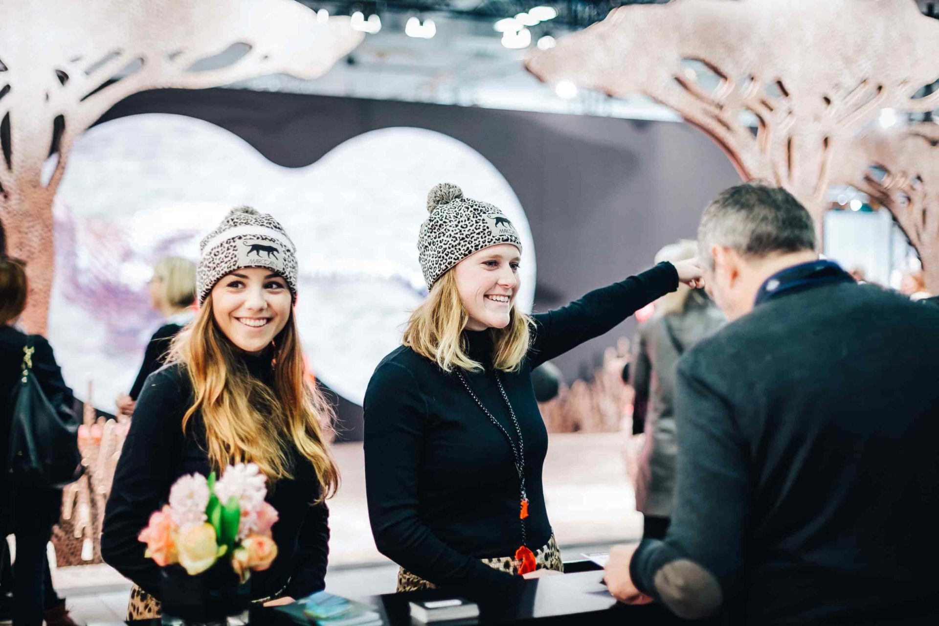 Sympatische Messehostessen von ucm.agency sorgen für das Wohlergehen von Besuchern Ihrer Messe (1) Sympatische Messehostessen von ucm.agency sorgen für das Wohlergehen von Besuchern Ihrer Messe