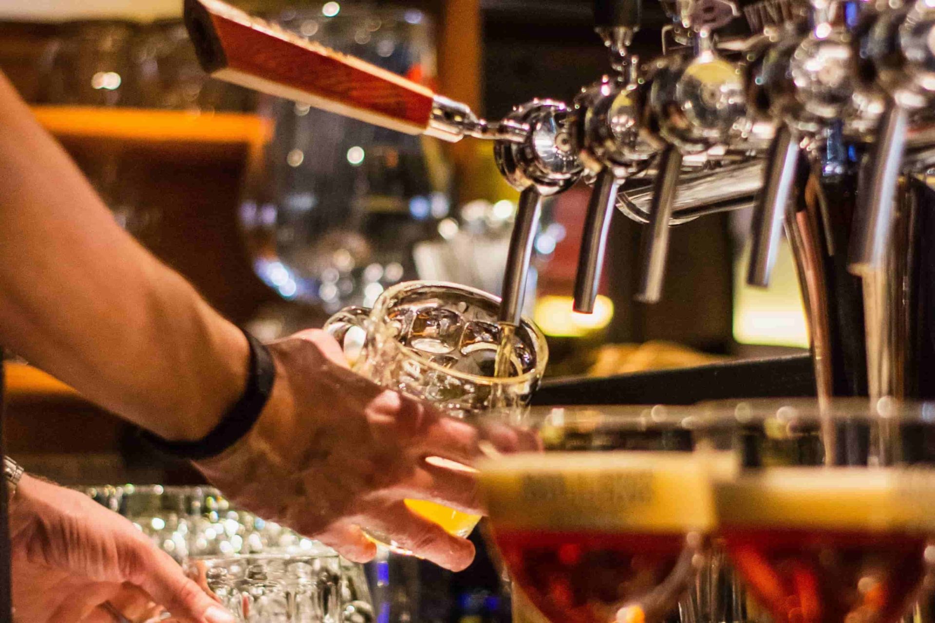 Zapfer von ucm.agency haben ihre Zapftechnik perfektioniert und das Wechseln von Fässern erledigen sie auf Ihrem Event selbstständig