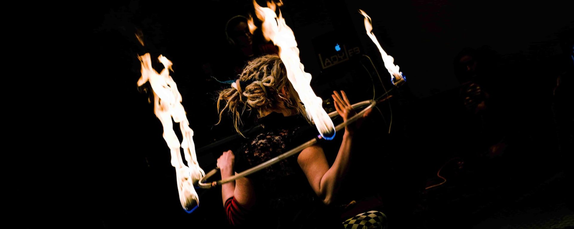 ucm.agency vermittelt auch einzigartige Showacts für Ihre Abendveranstaltung