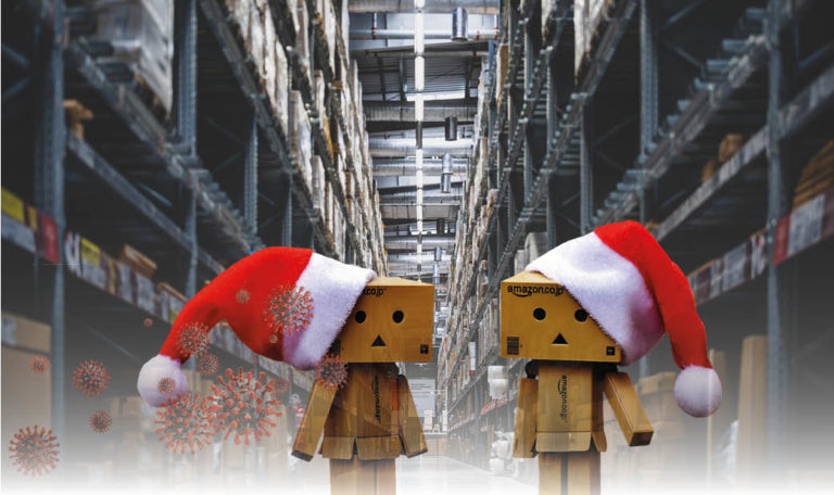 Zwei aus Amazon Kartons gebaute Männchen sind in einem Lager und tragen Weihnachtsmützen