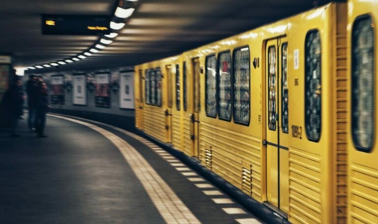 Die U2 in Berlin an einer Haltestelle