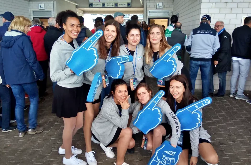 Sieben Promoter:innen vor Spielbeginn im Stadion