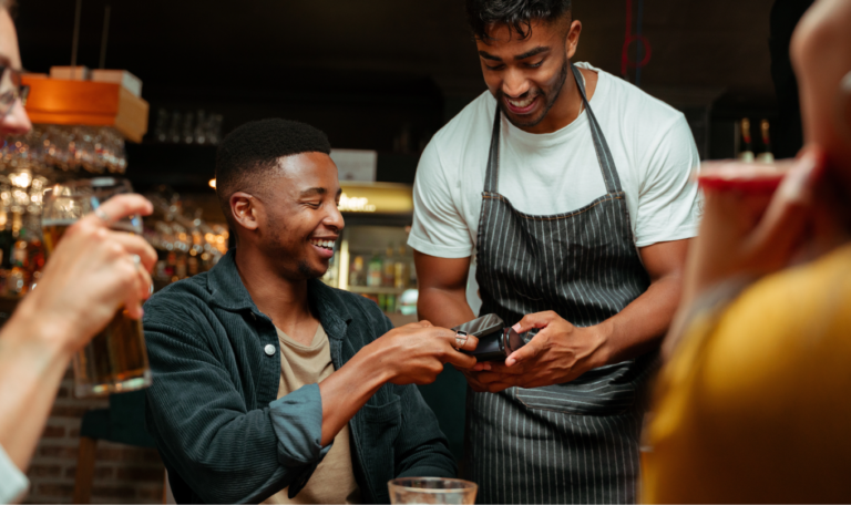 Eine Gruppe junger Menschen sitzt in einem Restaurant