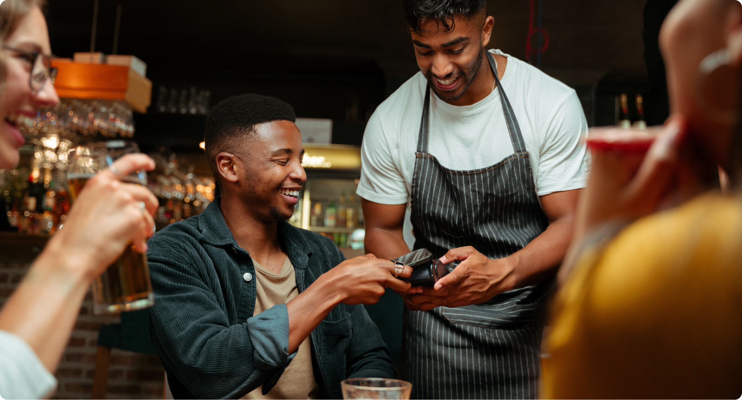 Eine Gruppe junger Menschen sitzt in einem Restaurant