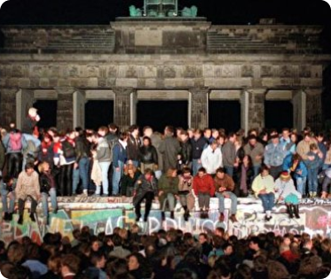 Bild des Mauerfalls vor dem Brandenburger Tor