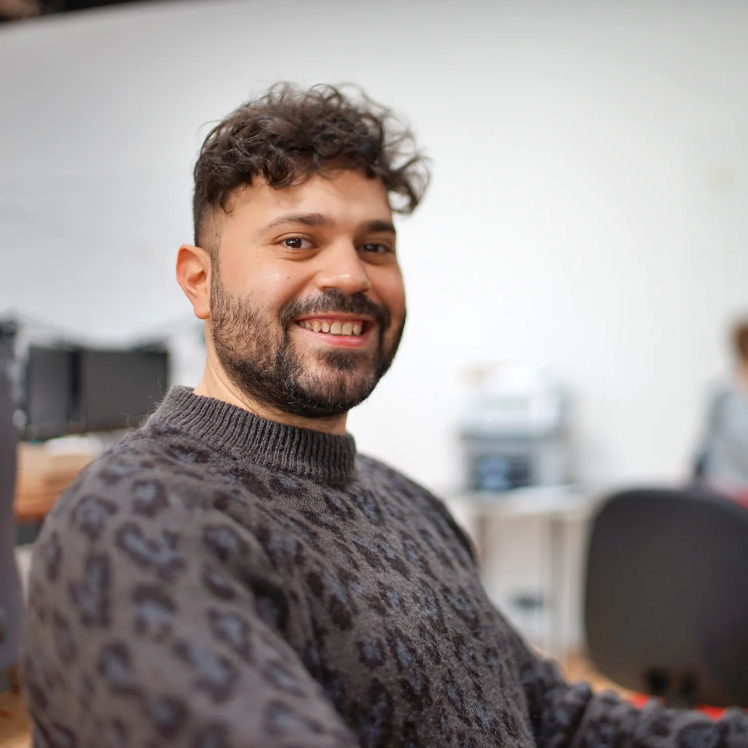 Kollege lacht in die Kamera