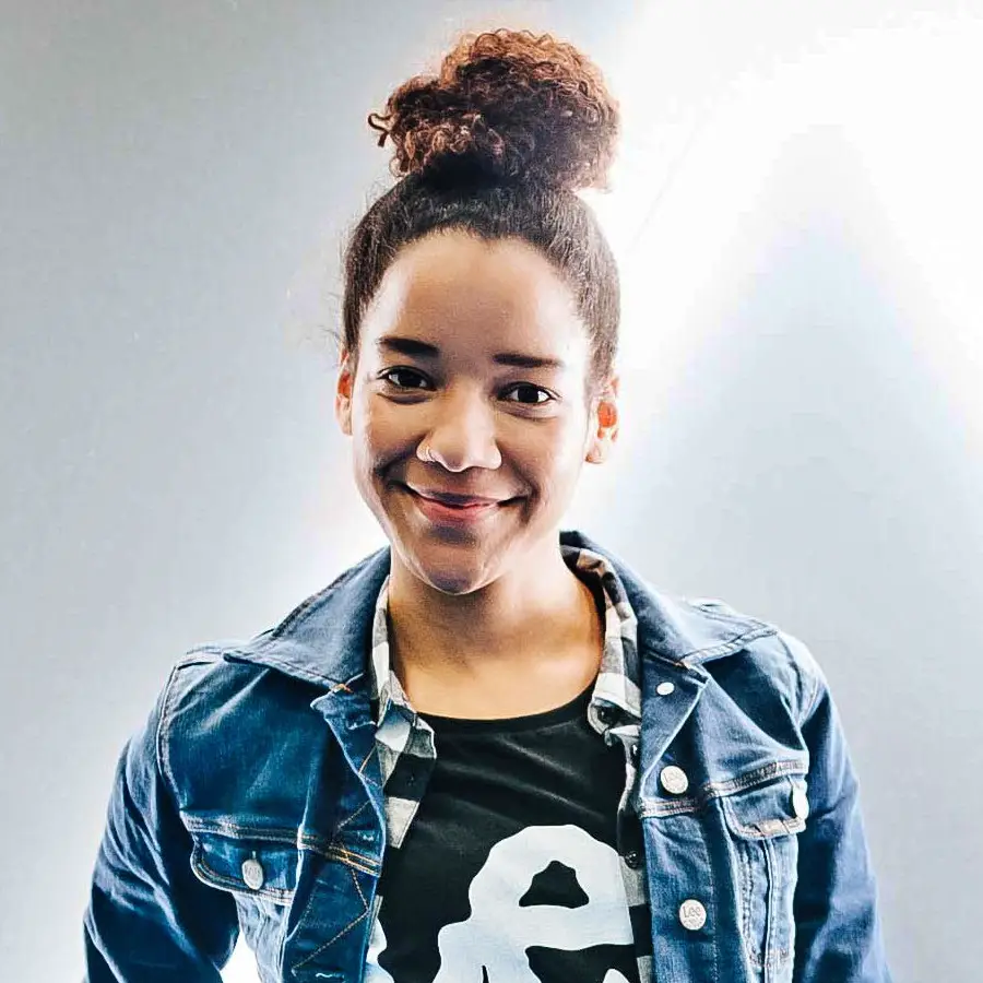 modelhostess Modelhostess in Jeansjacke mit hochgesteckten Haaren