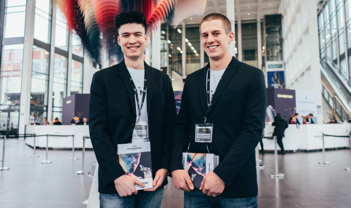 Zwei männliche Hostessen auf der Messe Berlin