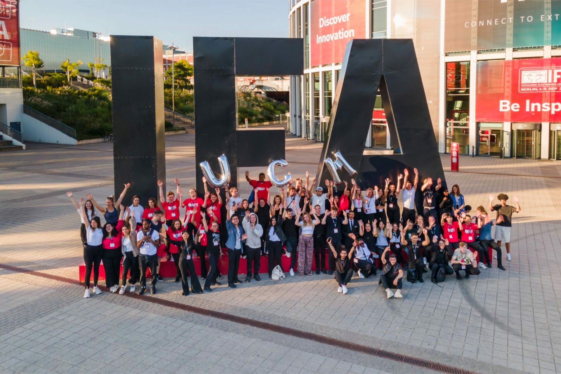 Viele Studierende vor dem IFA Logo 2023