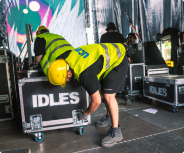 Mann mit Helm und Warnweste