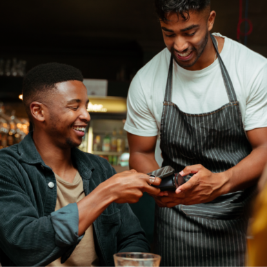 Eine Gruppe junger Menschen sitzt in einem Restaurant
